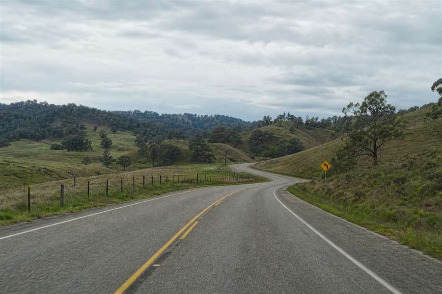Rodovia com curva exigindo atenção do motorista